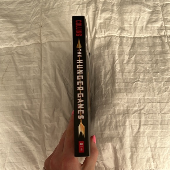 The hunger games by Suzanne Collin’s (book 1) - Picture 2 of 3